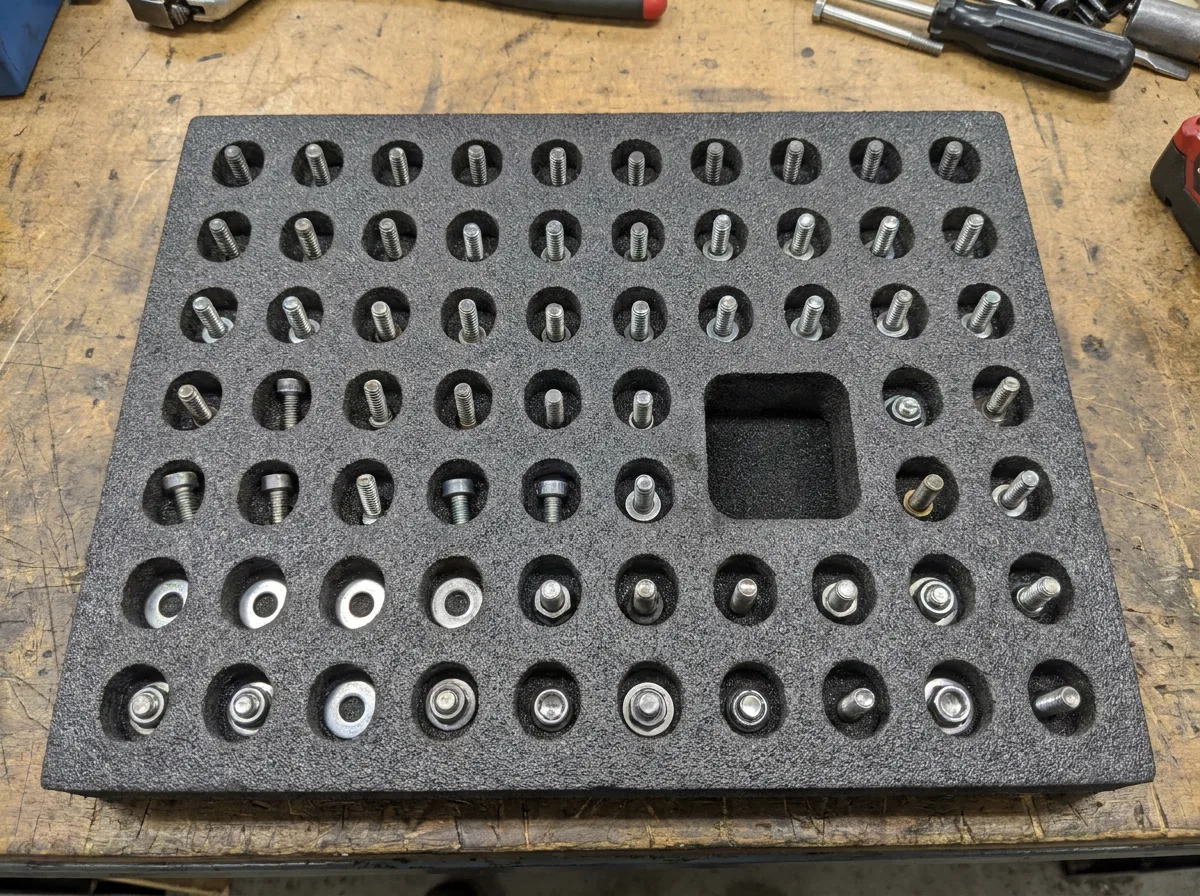 Kitting tray for fasteners